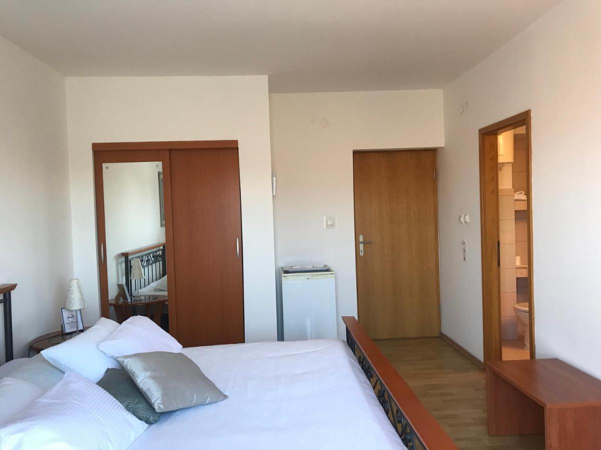 Pink Inn Podstrana Kültér fotó